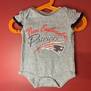 ⭐4 FOR $20⭐ NFL Baby Girl New England Patriots Grey Bodysuit - Size 0/3 M